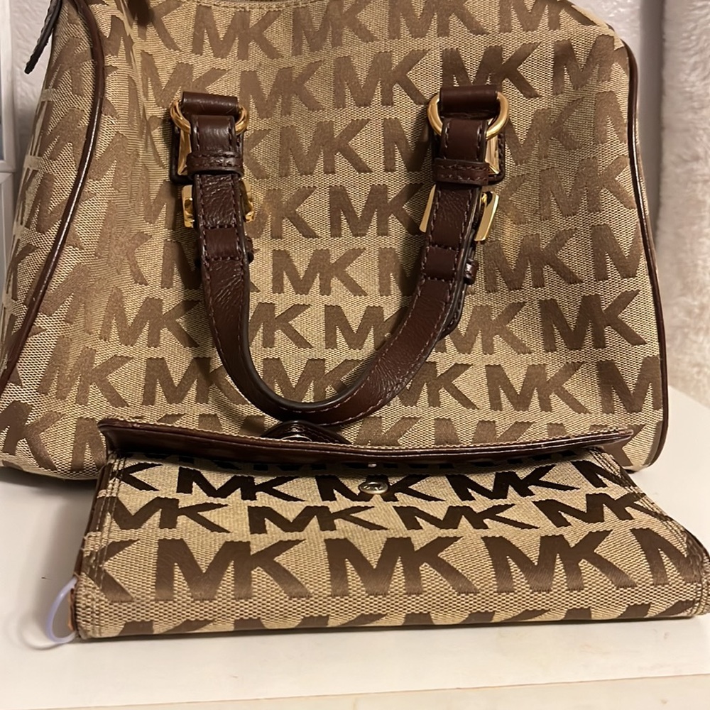 Michael kors purse - Picture 6 of 10